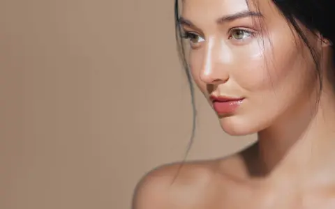 Satynowe wykończenie makijażu: naturalny blask dla każdej cery