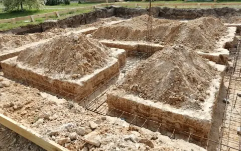 Wygląda na to, że powstają ławy fundamentowe. Wykopano głębokie rowy, w których widać zbrojenie, a na wierzchu leżą hałdy ziemi.