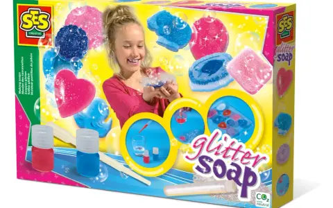 Ein Mädchen macht mit einem Set glitzernde Seifen. Ideal für Kinder, die gerne seife selber machen.