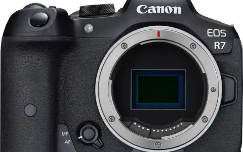Czarny aparat Canon EOS R7 z widocznym sensorem. Sprawdź atrakcyjną canon r7 cena!