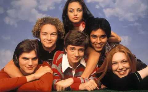 Här är rollistan i That '70s Show: Donna, Eric, Jackie, Kelso, Hyde och Fez ler mot kameran.