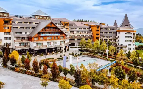 Hotel Gołębiewski w jesiennej odsłonie. Rozległy kompleks hotelowy z basenem i zadbanym ogrodem.