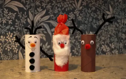 Tre gulliga tomtar av toarullar: en snögubbe, tomten och ett ren. Perfekt pyssel för julen!
