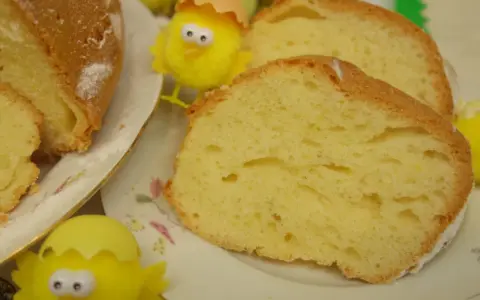 Puszysta babka z majonezem, sprawdzony przepis na wielkanocny stół. Idealna do kawy, z cukrowym pudrem i kurczaczkami.