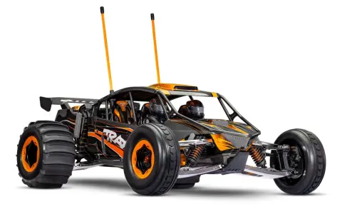 Schwarzes und orangefarbenes offroad elektroauto mit großen Reifen und zwei Antennen, bereit für jedes Abenteuer.