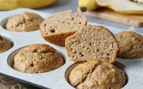 Saftige bananenmuffins ohne zucker, frisch aus der Form. Ein gesunder Genuss für jeden Tag.