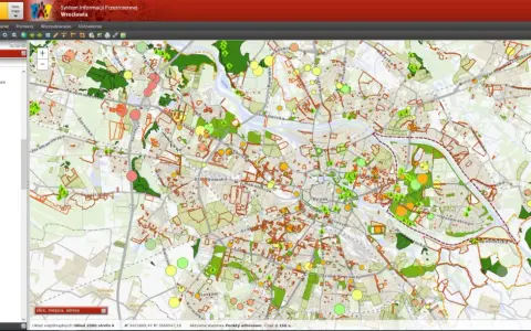 Mapa Wrocławia z zaznaczonymi terenami zielonymi i projektami. GIS co to? To system informacji przestrzennej pokazujący dane na mapie.
