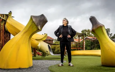 Konstnären Åberg står stolt vid en lekplats med gigantiska bananer.