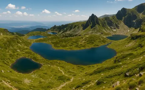 Siedem Jezior Rilskich, Bliźniacze jeziora w górach Rila, otoczone zielonymi zboczami i skalistymi szczytami.