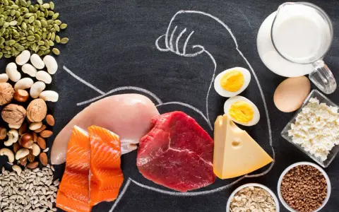 Różnorodne źródła protein w jedzeniu: mięso, ryby, jaja, nabiał, orzechy, nasiona i kasze. Idealne dla budowania mięśni.