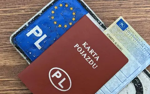 Karta pojazdu, dowód rejestracyjny i tablica z PL. Czy można zezłomować auto bez przerejestrowania?