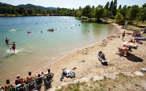 Baignade et détente sur la plage du lac de Cadenet. Avis : un lieu idéal pour profiter du soleil et de l'eau.