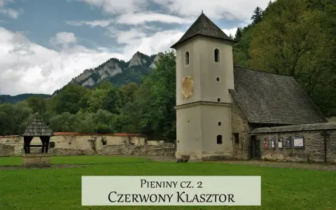 Czerwony Klasztor w Pieninach, z charakterystyczną wieżą i kamiennymi murami, na tle zielonych gór.