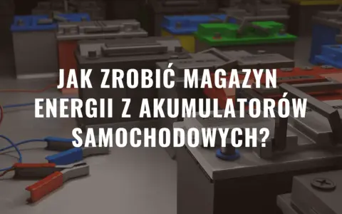 Jak zrobić magazyn energii z akumulatorów samochodowych? Wiele baterii samochodowych w tle, kable z zaciskami na pierwszym planie.