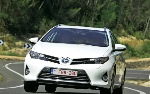 Prius czy Auris - który model lepszy dla Twojej rodziny?