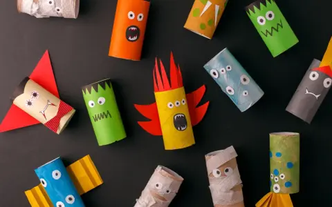 Kreatives Basteln mit Klopapierrollen: Bunte Monster und Mumien für Halloween.