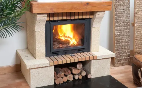 Chimeneas de leña Obramat con fuego crepitante y leña apilada, creando un ambiente acogedor.