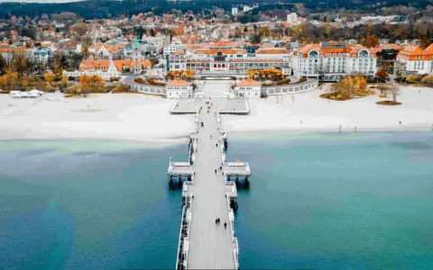 Molo w Sopocie, plaża i zabytkowe budynki – to wszystko, co można zwiedzić w Sopocie. Spacer po molo to idealny początek zwiedzania.