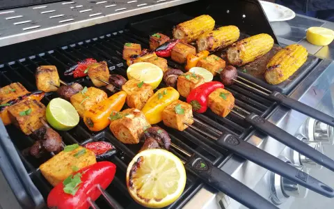Grillspett med tofu, majskolvar, paprika och champinjoner. Perfekt för att grilla veganskt!