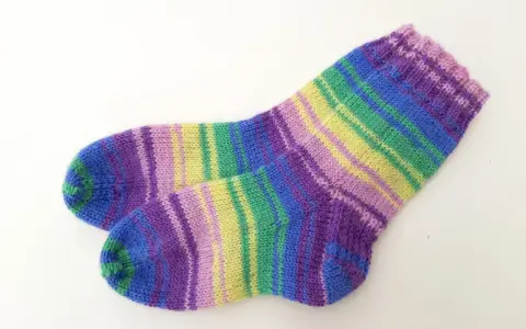 Calcetines de colores vibrantes, perfectos para principiantes que aprenden a tejer calcetines dos agujas.