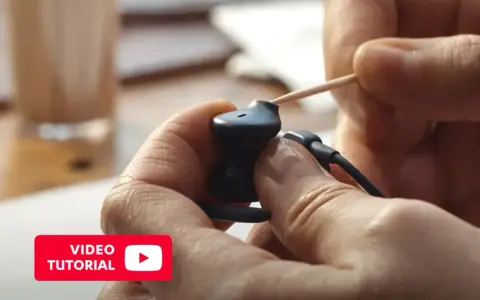 Pokazano, jak wyczyścić słuchawki douszne za pomocą wykałaczki. Wideo tutorial.