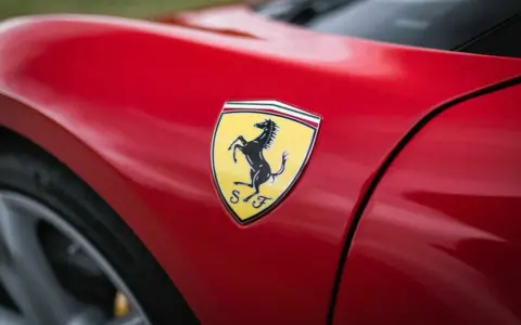 Jak się pisze Ferrari? Poznaj zasady pisowni i kapitalizacji