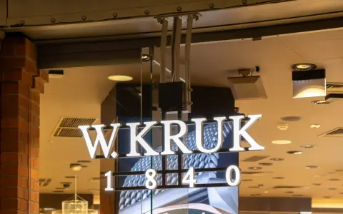 Litery "W. KRUK" i cyfry "1840" na neonowym szyldzie. Co to jest kruk? To nazwa znanej polskiej marki jubilerskiej.