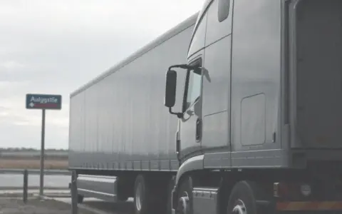 Ile waży naczepa? Od 3,5 do 15 ton kluczowe dane dla transportu
