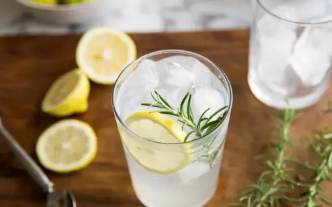 Idealne proporcje ginu z tonikiem: orzeźwiający drink z lodem, cytryną i rozmarynem.