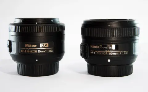Dos lentes Nikon, un 35mm vs 50mm, listos para capturar el mundo.