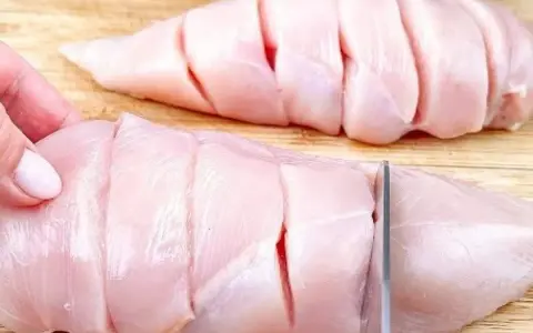 Un modo diverso per preparare il petto di pollo: tagli incisi per una cottura perfetta e sapore intenso.
