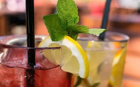 Pyszne drinki z wiśniówką, które zachwycą Twoich gości na każdą okazję