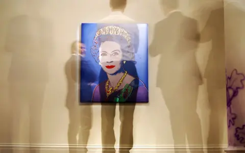 Retrato pop de la Reina Isabel II, obra de el artista anonimo, rodeado por siluetas fantasmales de visitantes en una galería.