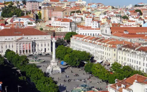 Blick auf den Rossio Platz in Lissabon mit dem Teatro Nacional D. Maria II und dem Denkmal von Dom Pedro IV.