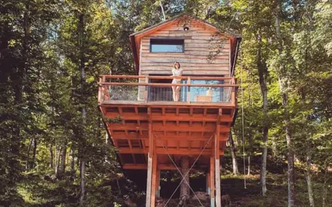 La Montaña Mágica: cabañas en los árboles para tu escapada soñada