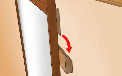 Detalle de cómo colgar un espejo. Una pieza de madera se desliza sobre otra, indicando el método de fijación.