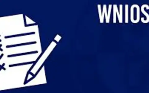 Ikona dokumentu z ołówkiem, symbolizująca proces nadania numeru domu i wypełniania wniosków.