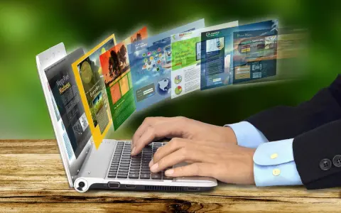 Dłonie piszą na laptopie, z którego wychodzą strony internetowe. To przykład, jak retoryka co to, czyli sztuka perswazji, działa w sieci.