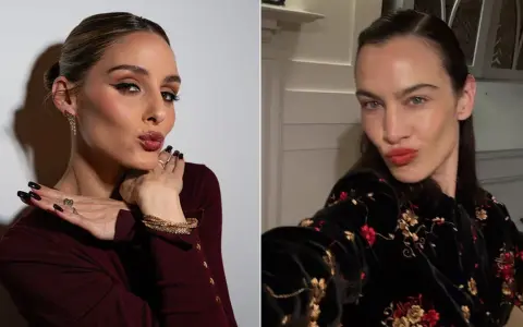 Dos mujeres con peinados media melena, listas para una boda. Una luce un vestido burdeos y la otra un estampado floral.