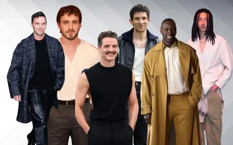 Un gruppo di attori maschili posa con look eleganti. Tra i nomi attori maschili presenti, si riconoscono volti noti del cinema.