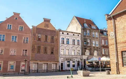 Kolorowe kamienice na olsztyńskim Starym Mieście, idealne miejsce, by poczuć atmosferę i zastanowić się, co zwiedzić w Olsztynie.