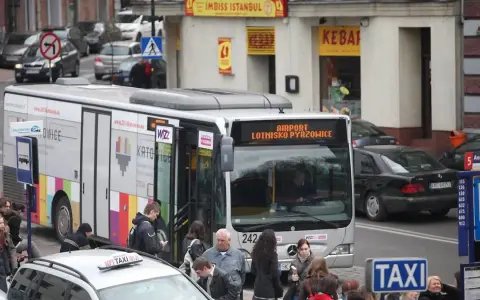 Dojazd na lotnisko Katowice z Warszawy: Szybko, tanio, wygodnie?