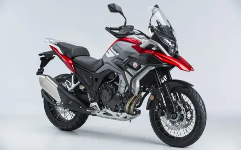 Motocicleta de aventura roja y gris, lista para explorar sin limitaciones a2.