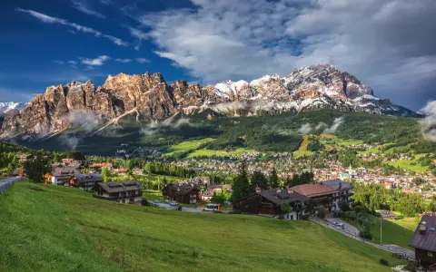 Cortina d'Ampezzo, in Veneto, è incastonata tra maestose vette dolomitiche.