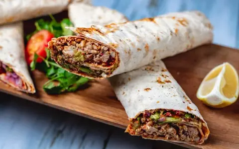Duży kebab w tortilli: Ile kcal ma i jak jeść go świadomie?