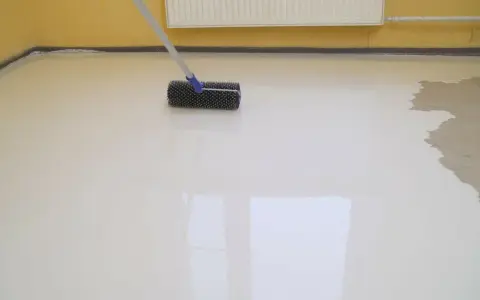 Ile schnie wylewka samopoziomująca szybkoschnąca? Sprawdź to!