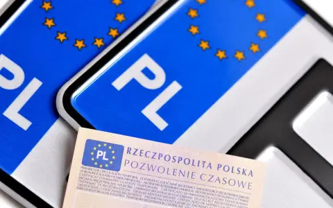 Tablice profesjonalne z symbolem PL i gwiazdkami Unii Europejskiej, obok dokumentu "Pozwolenie Czasowe".