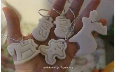 Urocze ozdoby z masy porcelanowej: bałwanki, ludzik z piernika, konik na biegunach i renifer. Idealne na choinkę, gdy masz przepis na masę porcelanową!