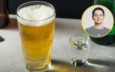 Kobieta w okręgu i kieliszek wódki obok piwa. Zastanawiasz się nad badaniami wątrobowymi na alkohol ile nie pić?