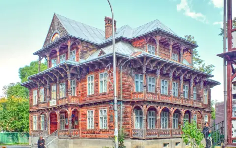 Drewniany budynek z Truskawca, gdzie można dowiedzieć się, jak załatwić sanatorium.